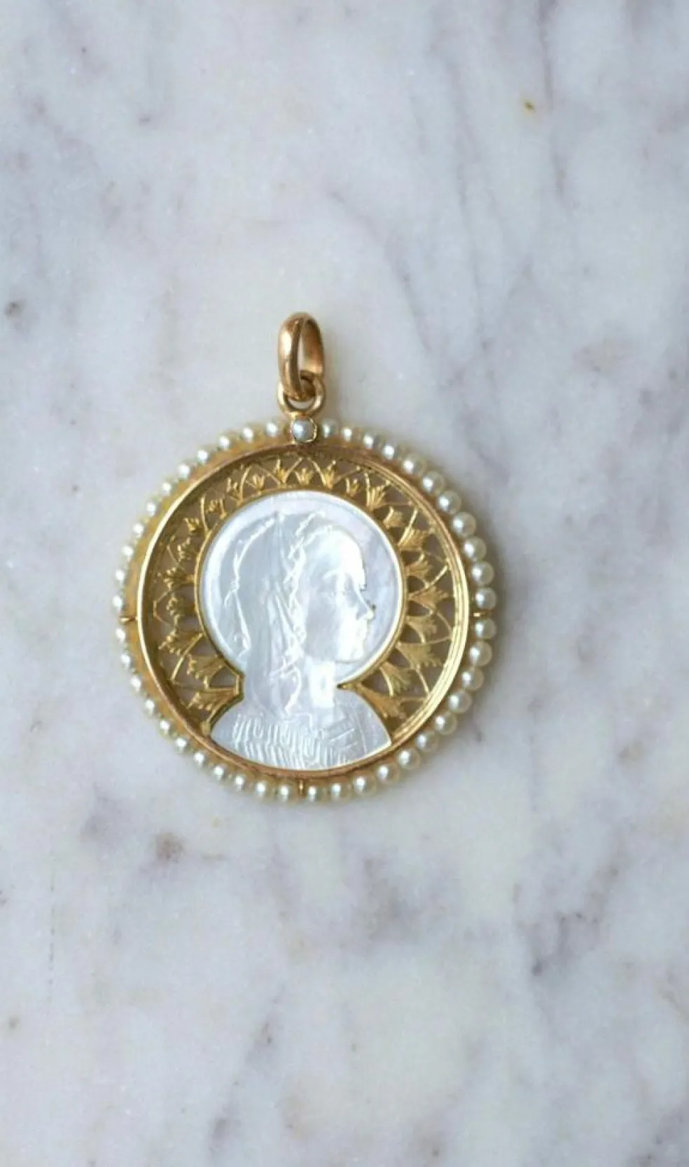Médaille Art Déco Vierge sur nacre, or et perles fines