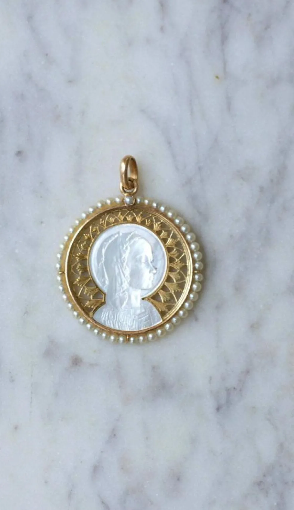 Médaille Art Déco Vierge sur nacre, or et perles fines