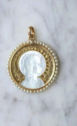Médaille Art Déco Vierge sur nacre, or et perles fines