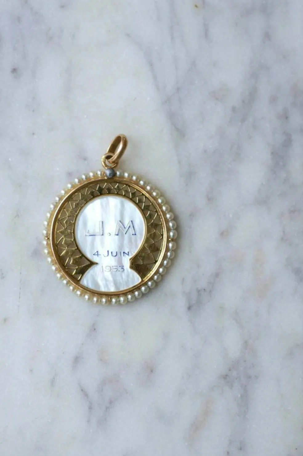Médaille Art Déco Vierge sur nacre, or et perles fines