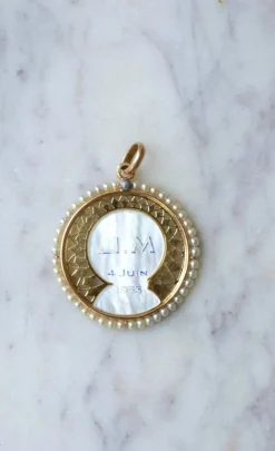 Médaille Art Déco Vierge sur nacre, or et perles fines