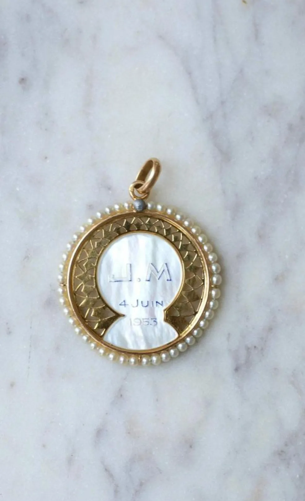 Médaille Art Déco Vierge sur nacre, or et perles fines