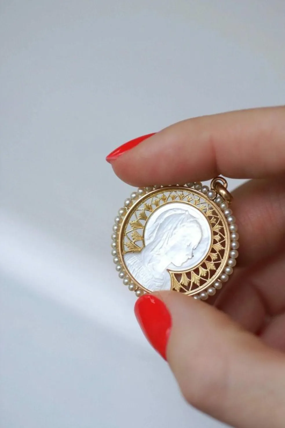 Médaille Art Déco Vierge sur nacre, or et perles fines