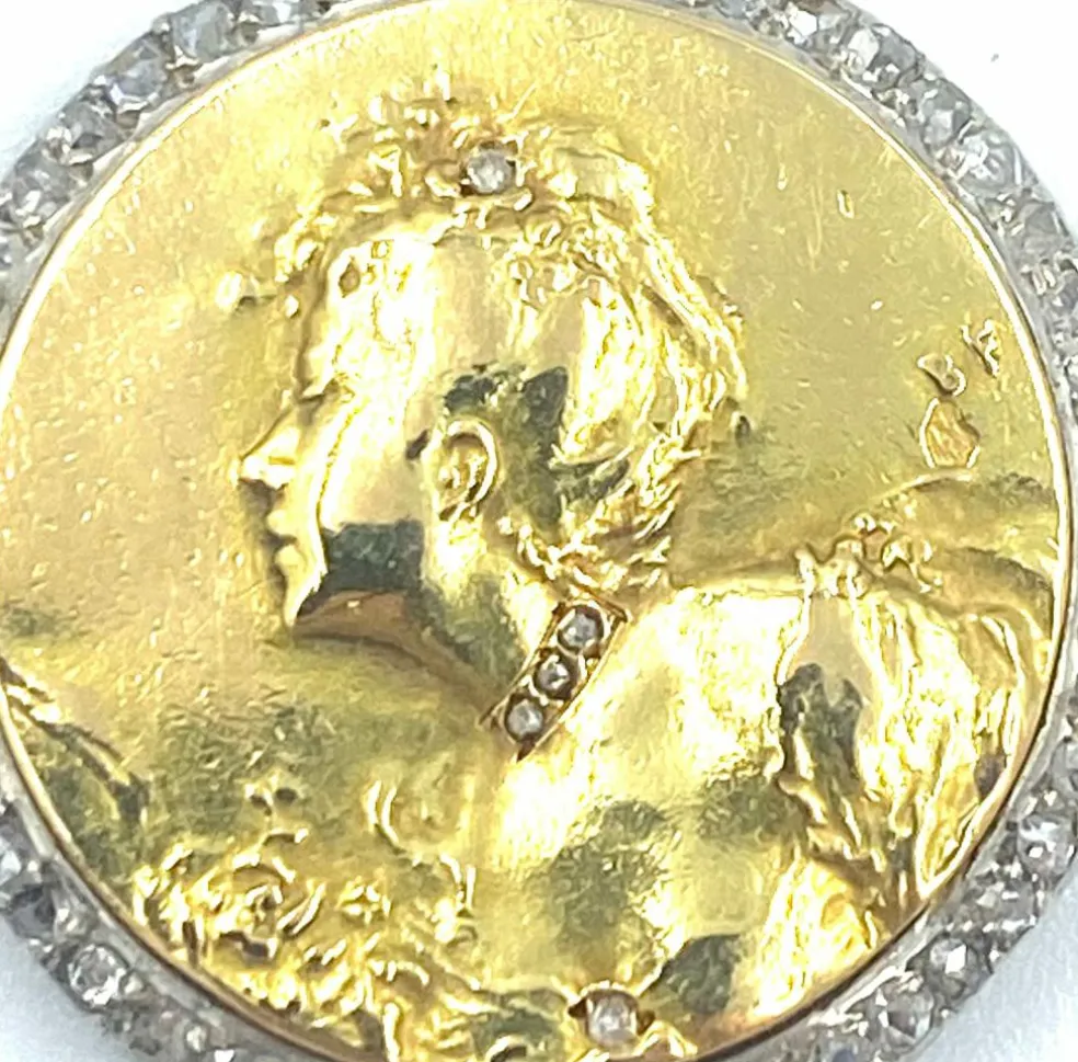 Médaille Art Nouveau or jaune et diamants