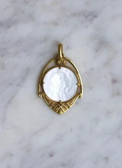 Médaille Art Nouveau Vierge sur nacre