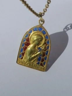Médaille Art Nouveau Vierge au Lis émail plique à jour