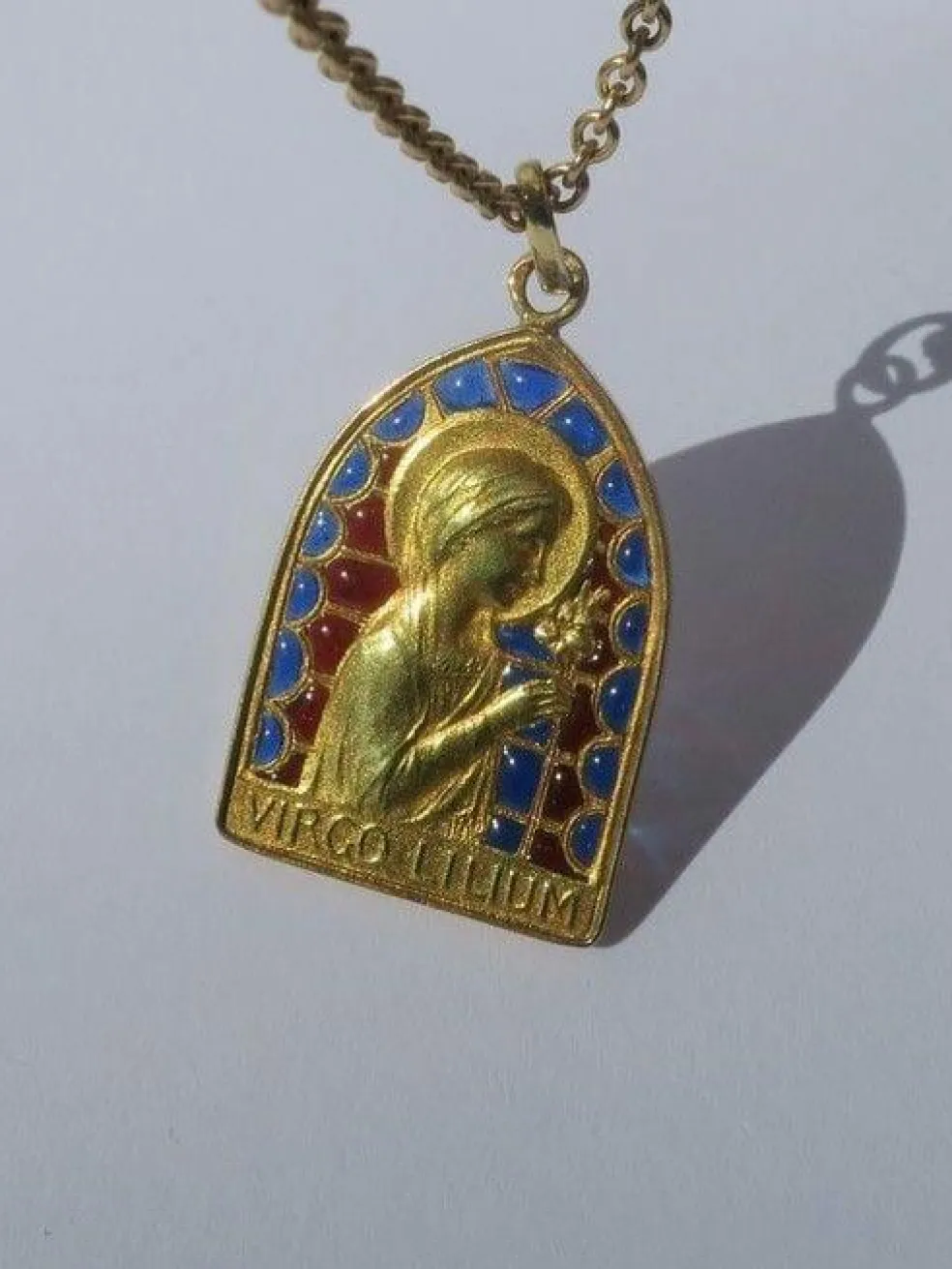 Médaille Art Nouveau Vierge au Lis émail plique à jour