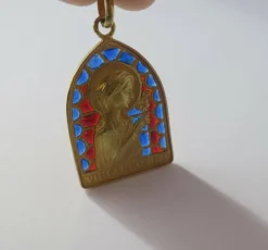 Médaille Art Nouveau Vierge au Lis émail plique à jour