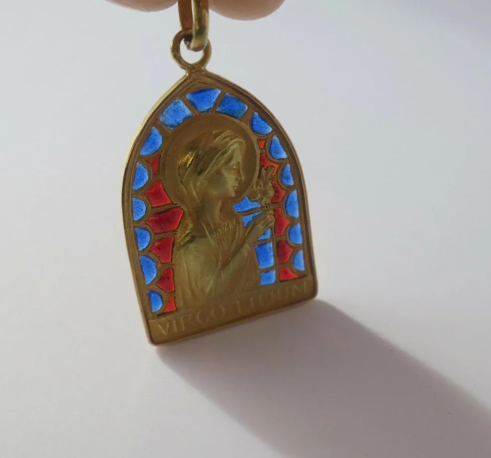 Médaille Art Nouveau Vierge au Lis émail plique à jour