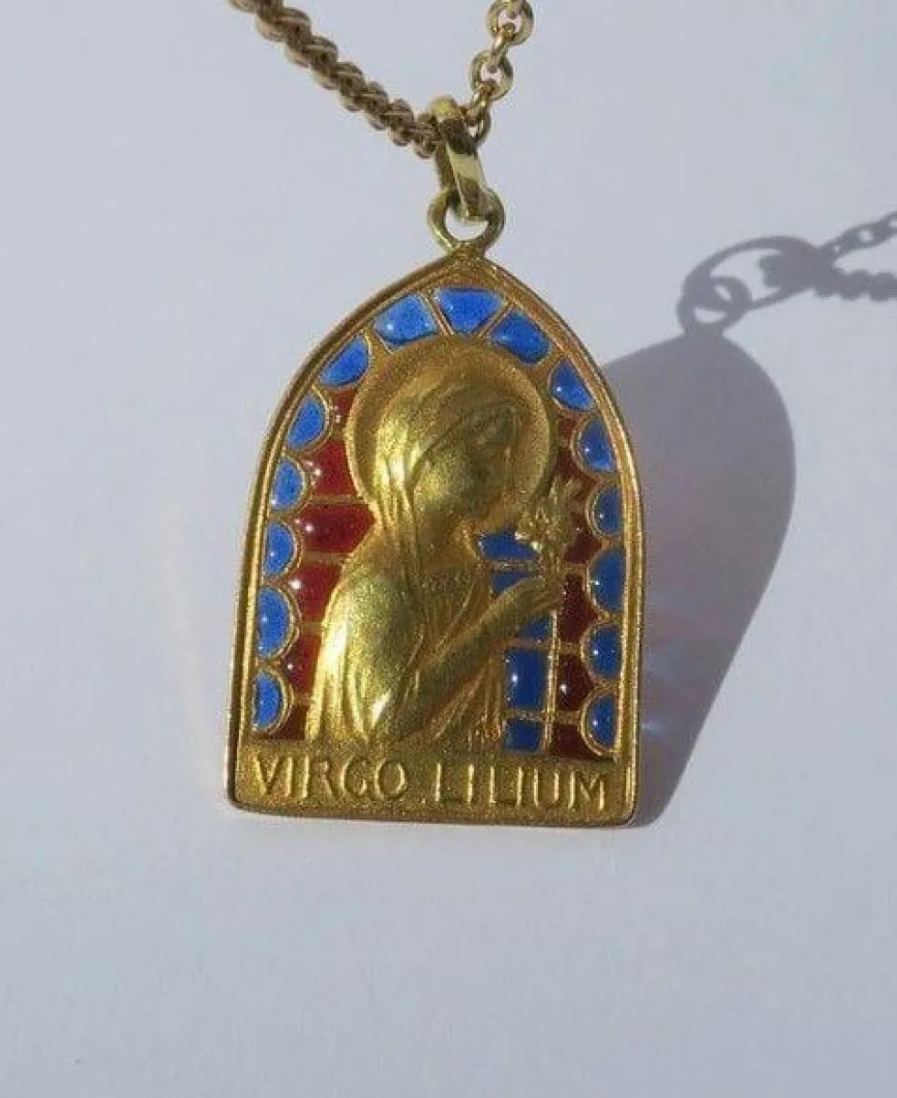 Médaille Art Nouveau Vierge au Lis émail plique à jour