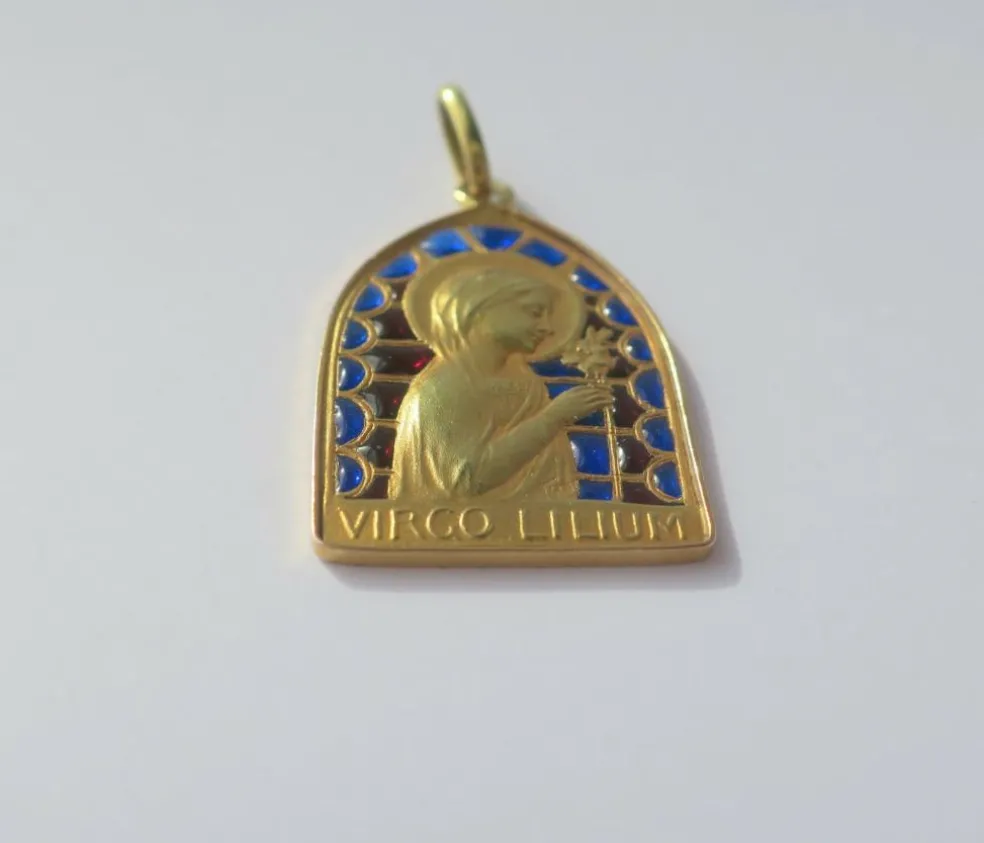 Médaille Art Nouveau Vierge au Lis émail plique à jour