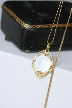 Médaille Art Nouveau Vierge sur nacre