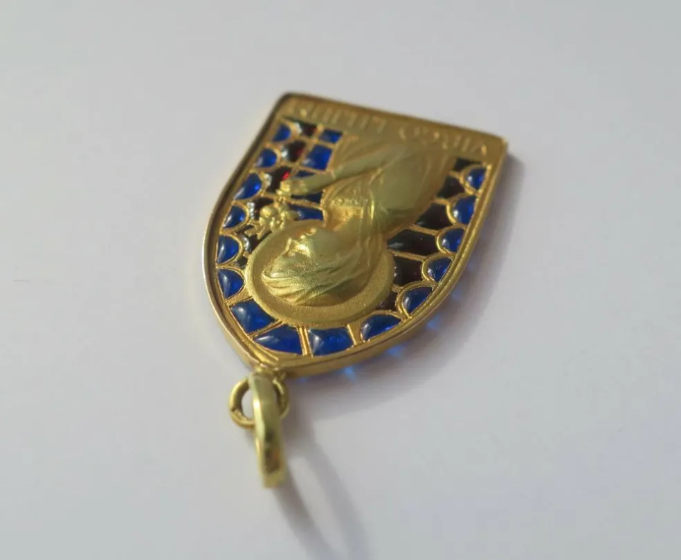Médaille Art Nouveau Vierge au Lis émail plique à jour