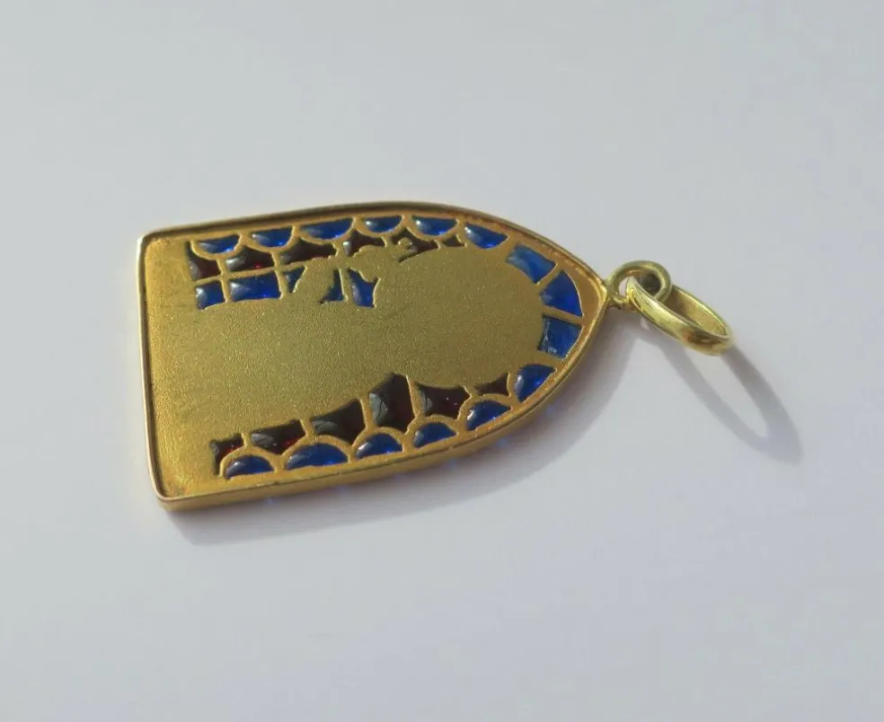 Médaille Art Nouveau Vierge au Lis émail plique à jour