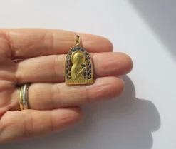 Médaille Art Nouveau Vierge au Lis émail plique à jour