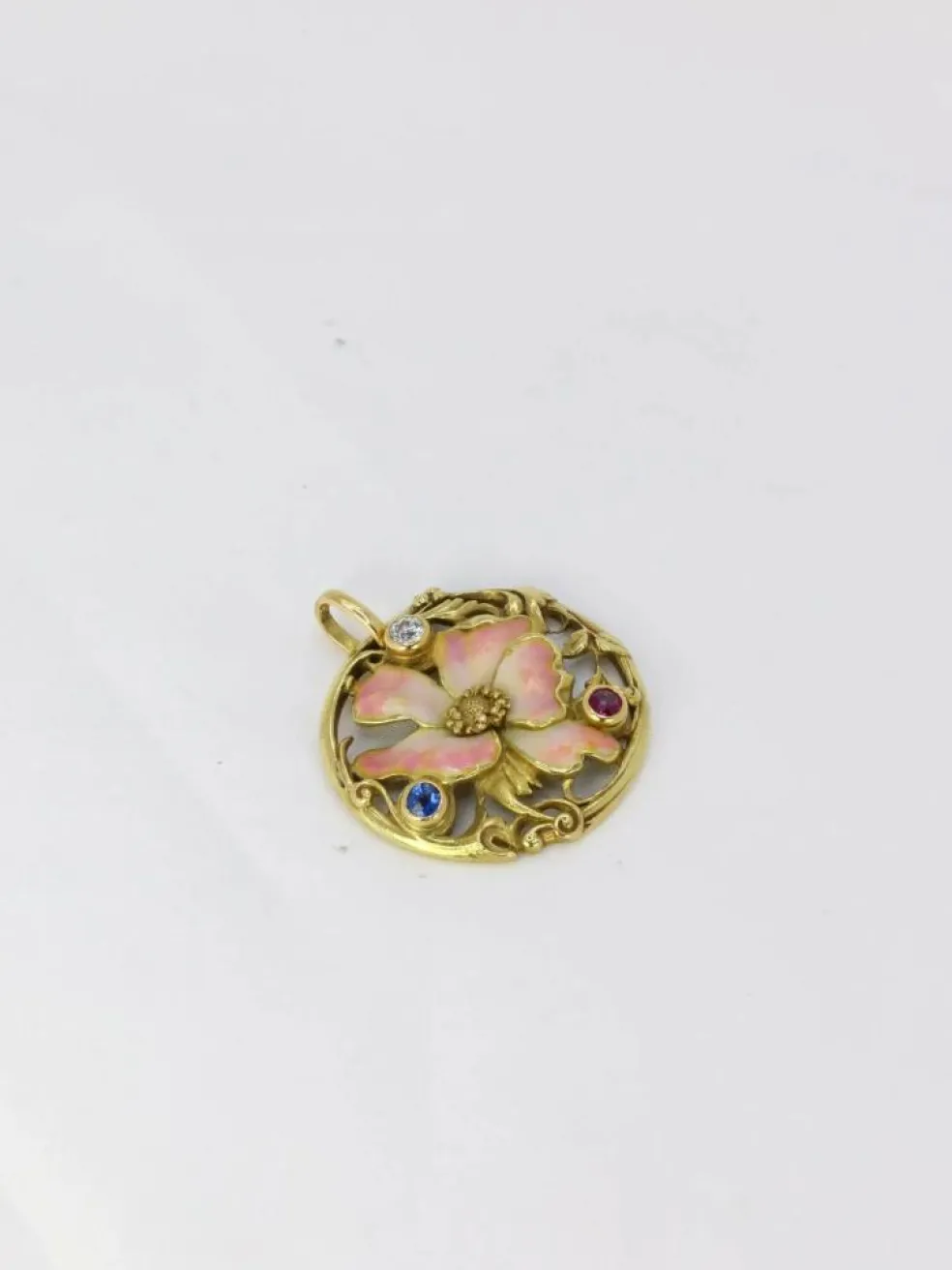 Médaille Art-Nouveau en or, émail, diamant, saphir et rubis
