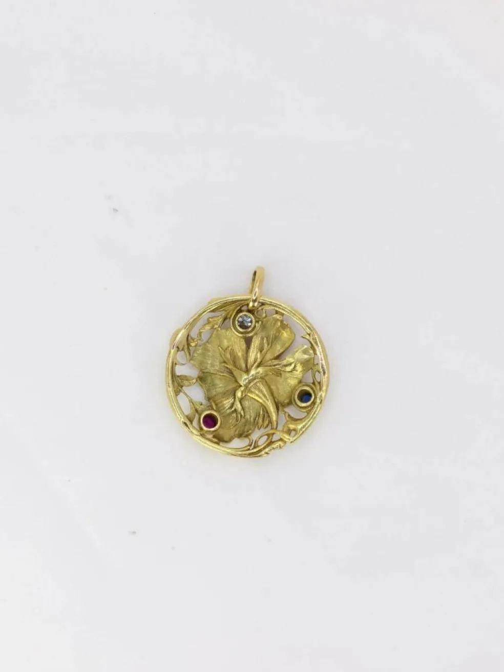 Médaille Art-Nouveau en or, émail, diamant, saphir et rubis