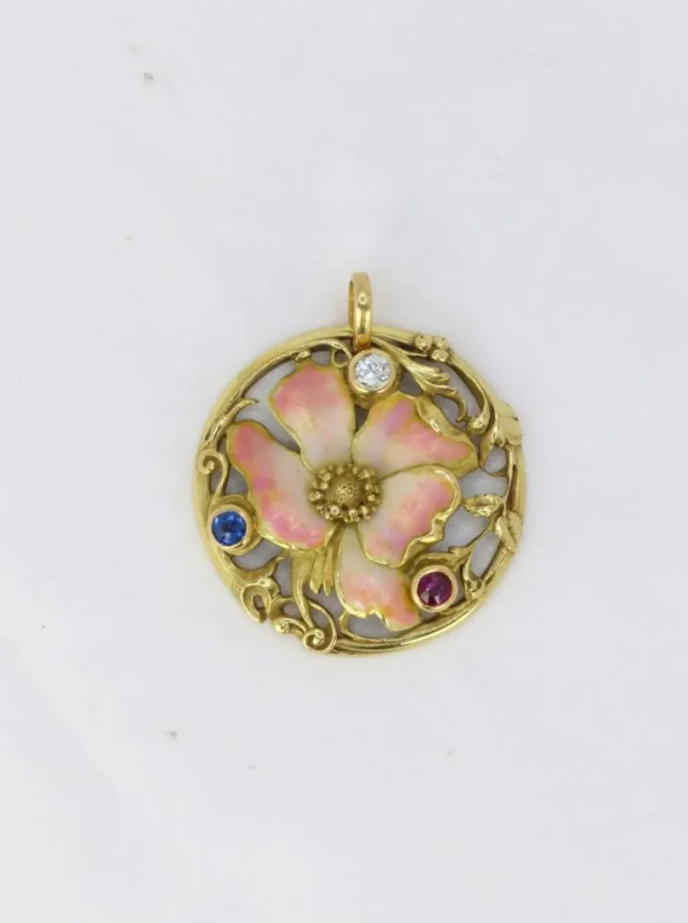 Médaille Art-Nouveau en or, émail, diamant, saphir et rubis