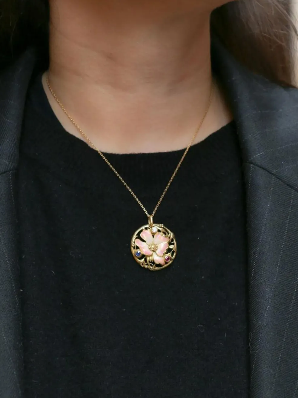 Médaille Art-Nouveau en or, émail, diamant, saphir et rubis