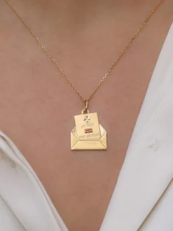 Médaille Augis lettre d’amour or et rubis, Plus qu’hier moins que demain