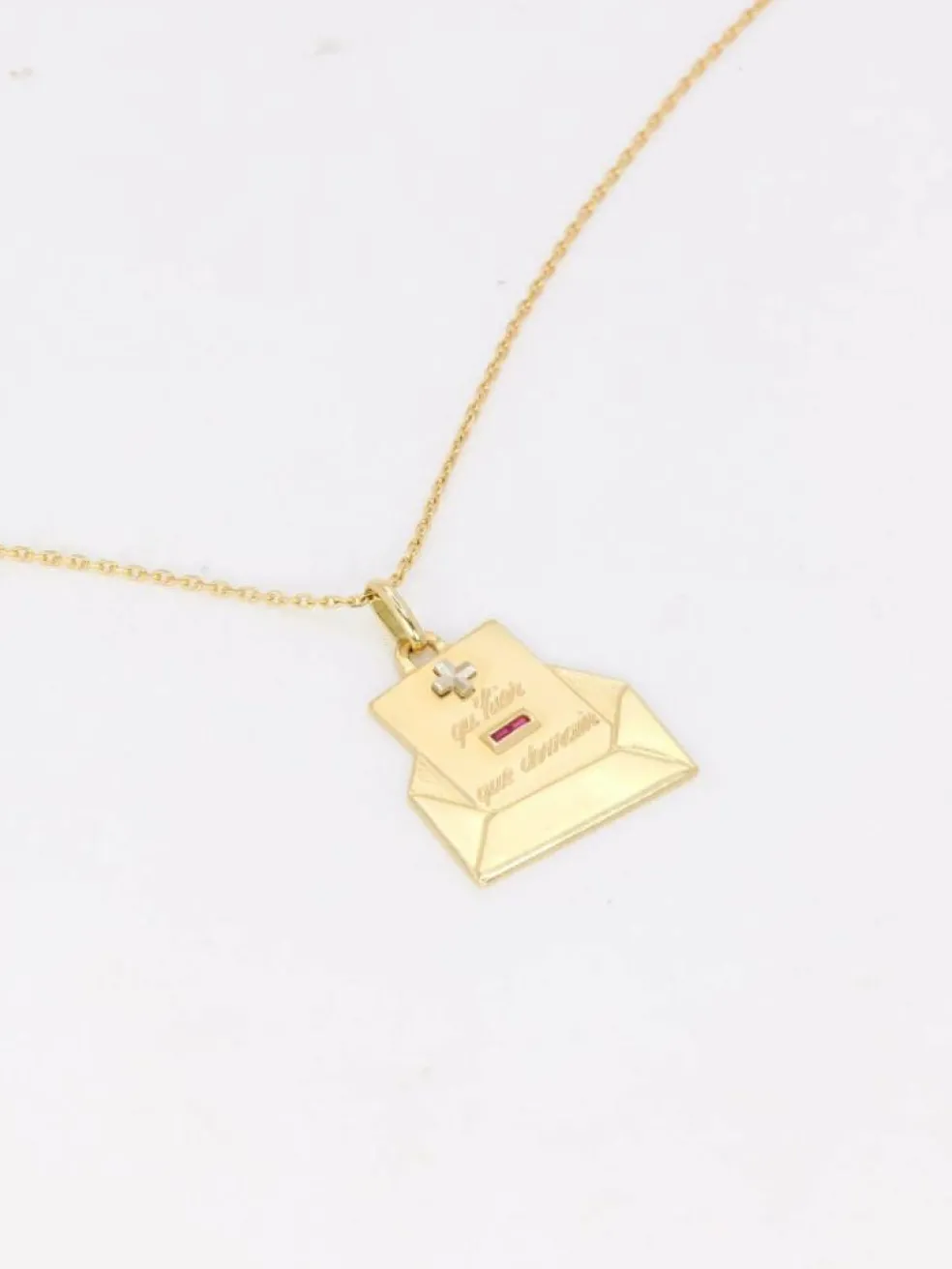 Médaille Augis lettre d’amour or et rubis, Plus qu’hier moins que demain