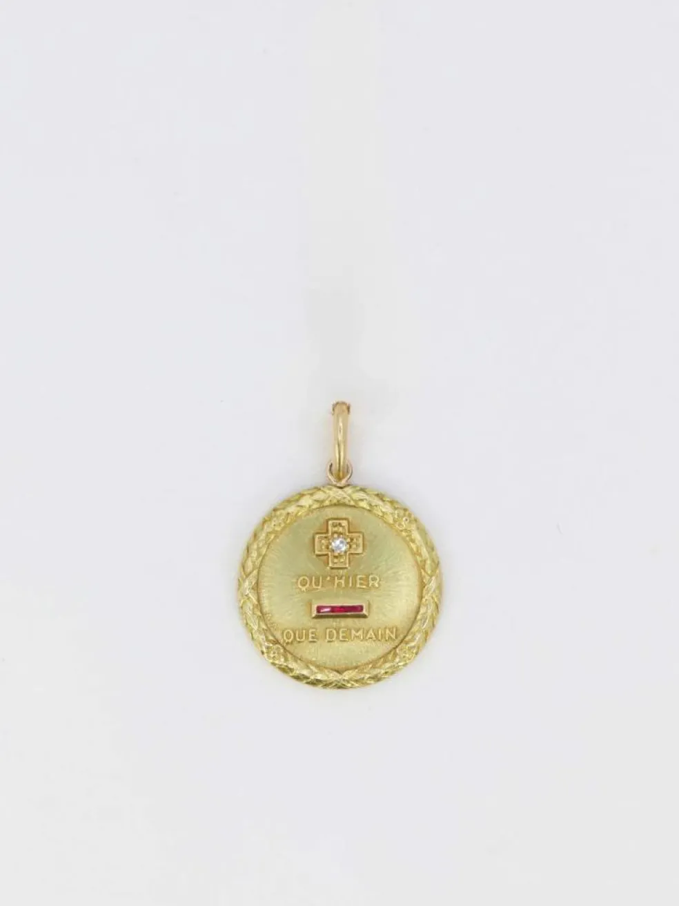 Médaille Augis ronde couronne de laurier Plus qu’hier moins que demain or jaune diamant rubis