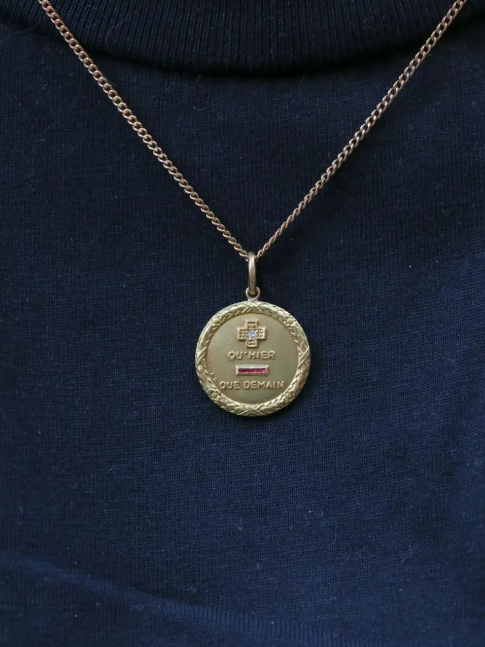 Médaille Augis ronde couronne de laurier Plus qu’hier moins que demain or jaune diamant rubis