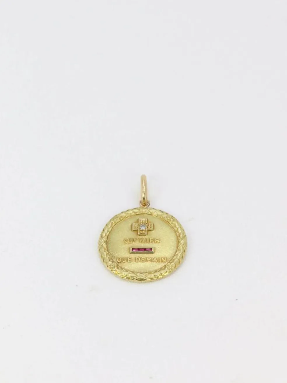 Médaille Augis ronde couronne de laurier Plus qu’hier moins que demain or jaune diamant rubis