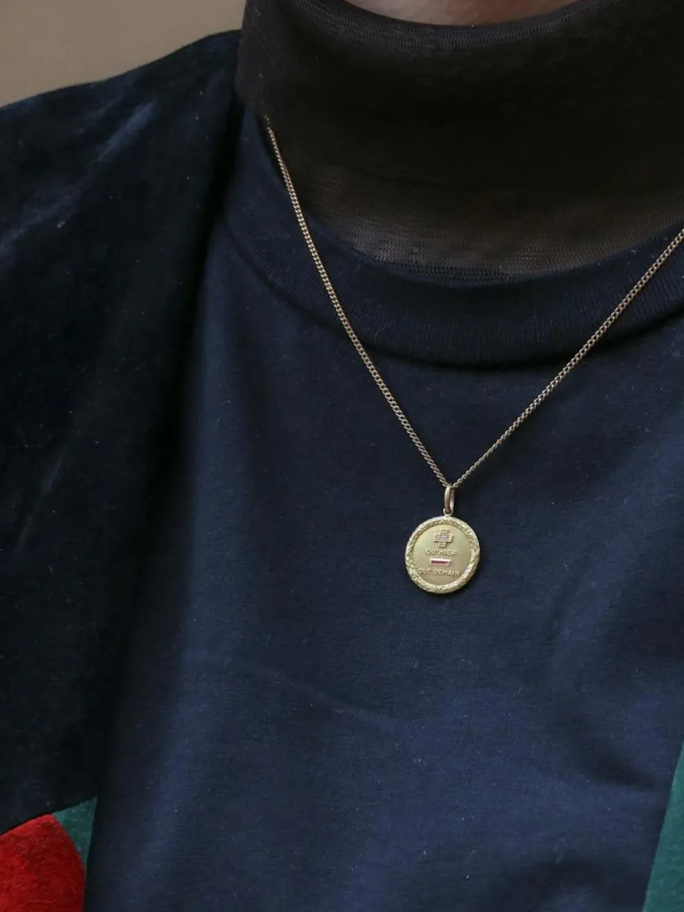 Médaille Augis ronde couronne de laurier Plus qu’hier moins que demain or jaune diamant rubis