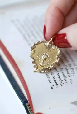 Médaille calice et coeur trois ors