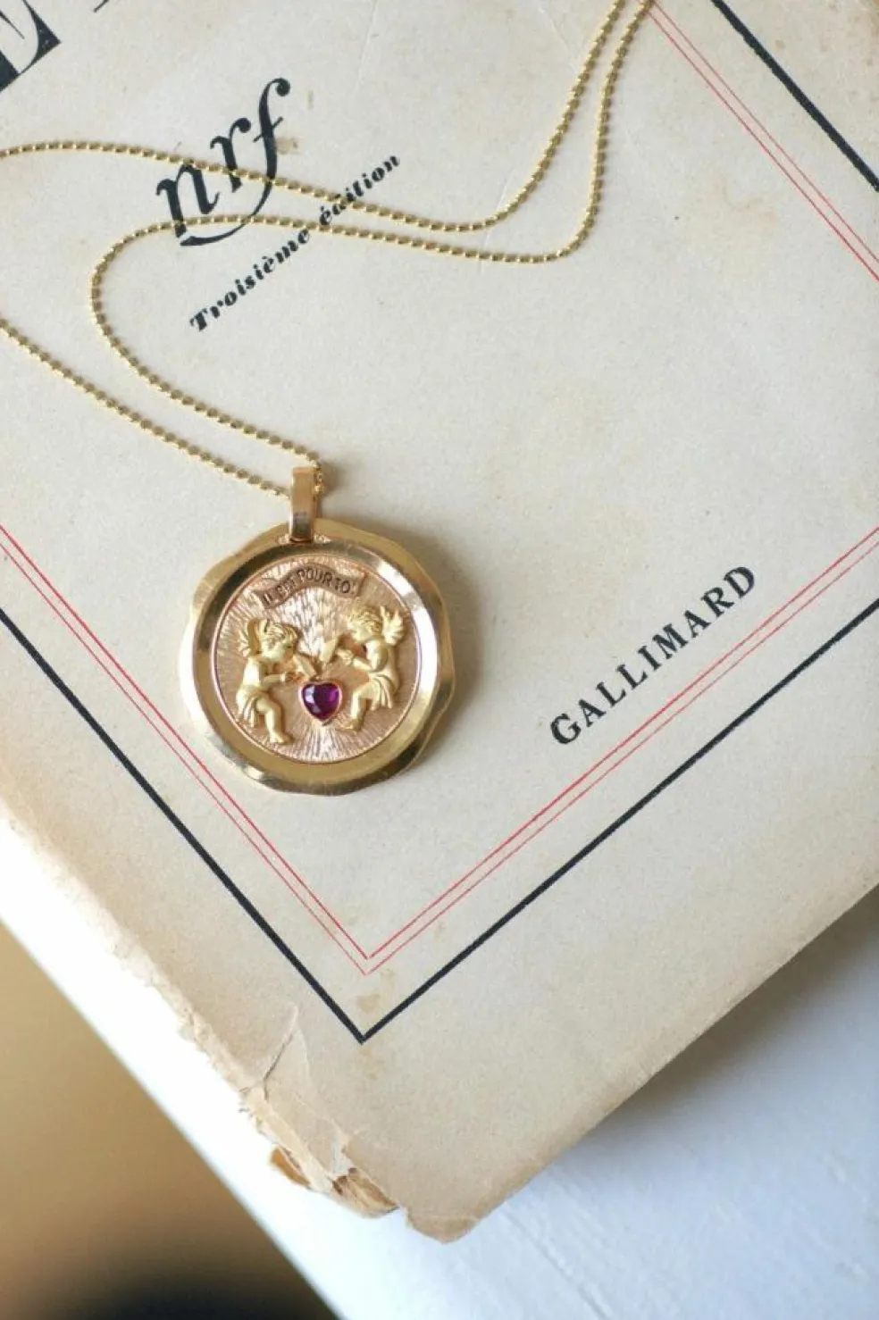 Médaille d'amour vintage en or jaune, "Il bat pour toi"