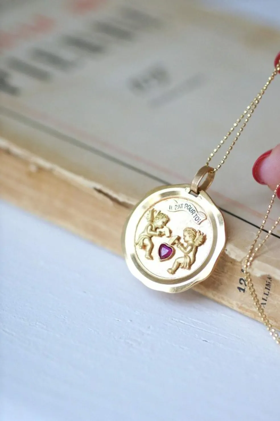 Médaille d'amour vintage en or jaune, "Il bat pour toi"