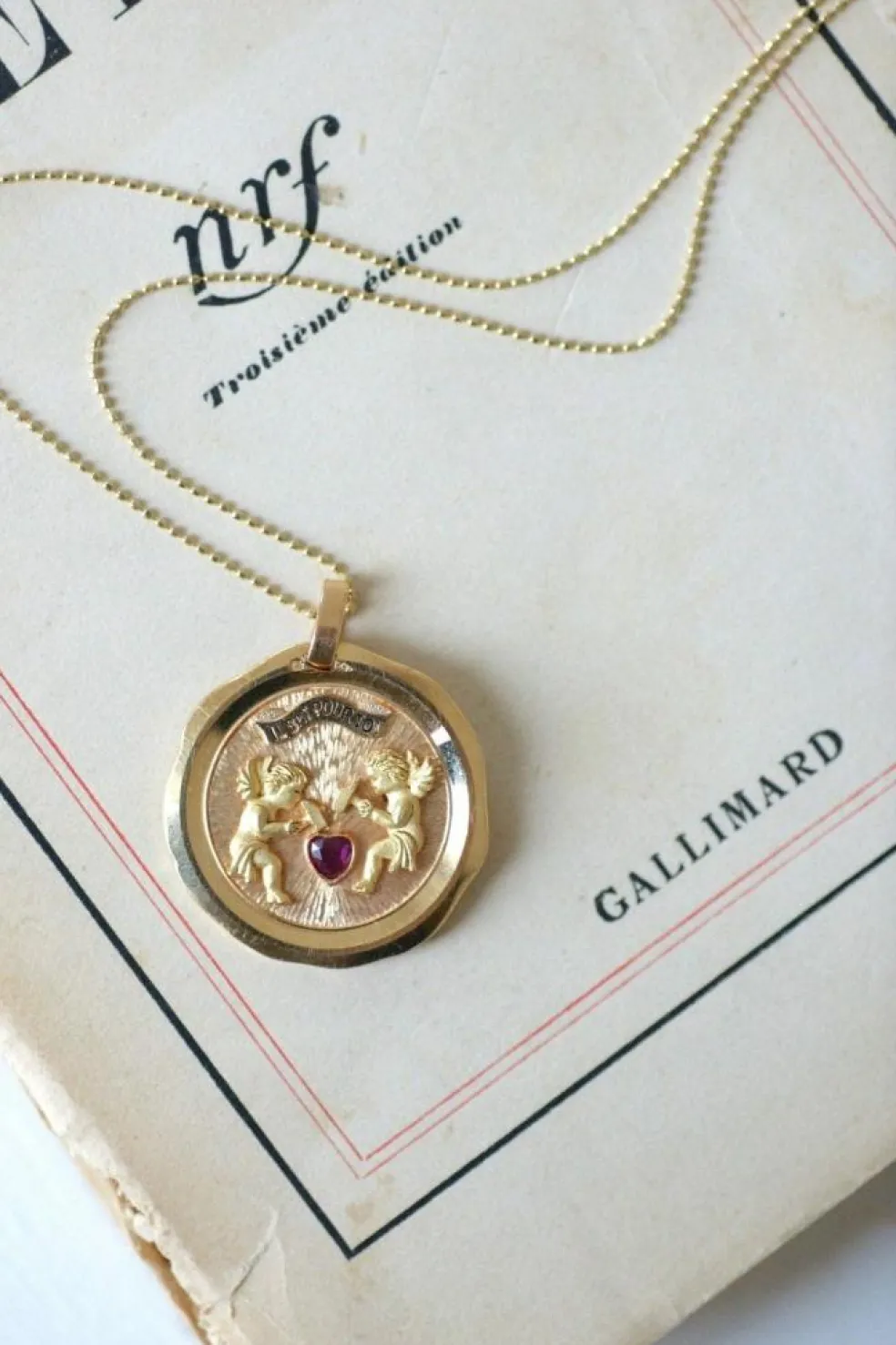 Médaille d'amour vintage en or jaune, "Il bat pour toi"