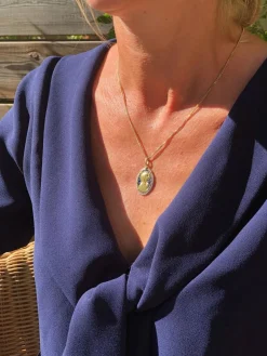 Médaille de baptême en or émail et perles