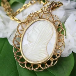 Médaille en nacre et sa monture en or rose