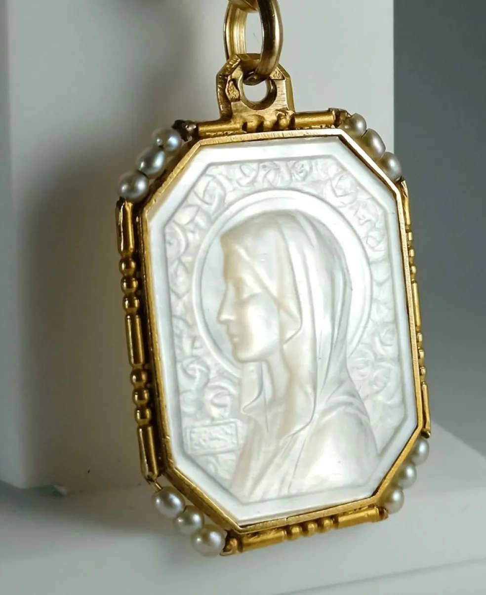 Médaille en nacre, or et perles