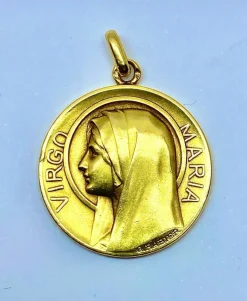 Médaille en or jaune 18 carats représentant la Vierge Marie, signée G.Rabier
