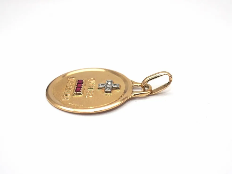Médaille en or jaune, rubis et diamants