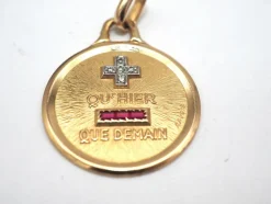 Médaille en or jaune, rubis et diamants