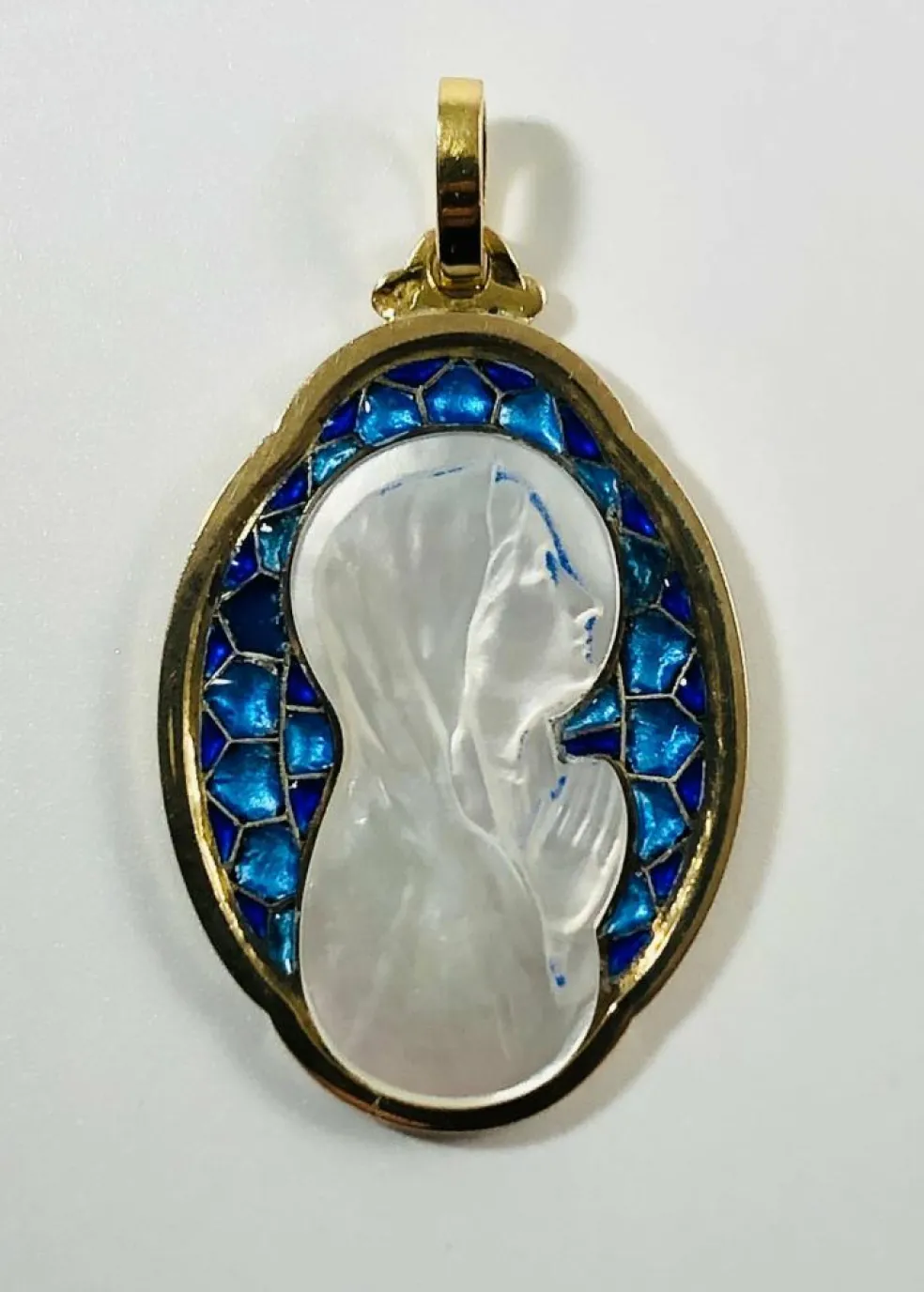 Médaille en or, nacre et émail