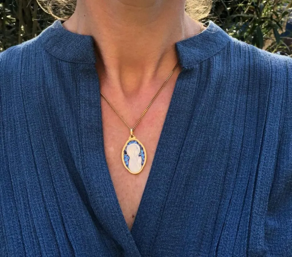 Médaille en or, nacre et émail