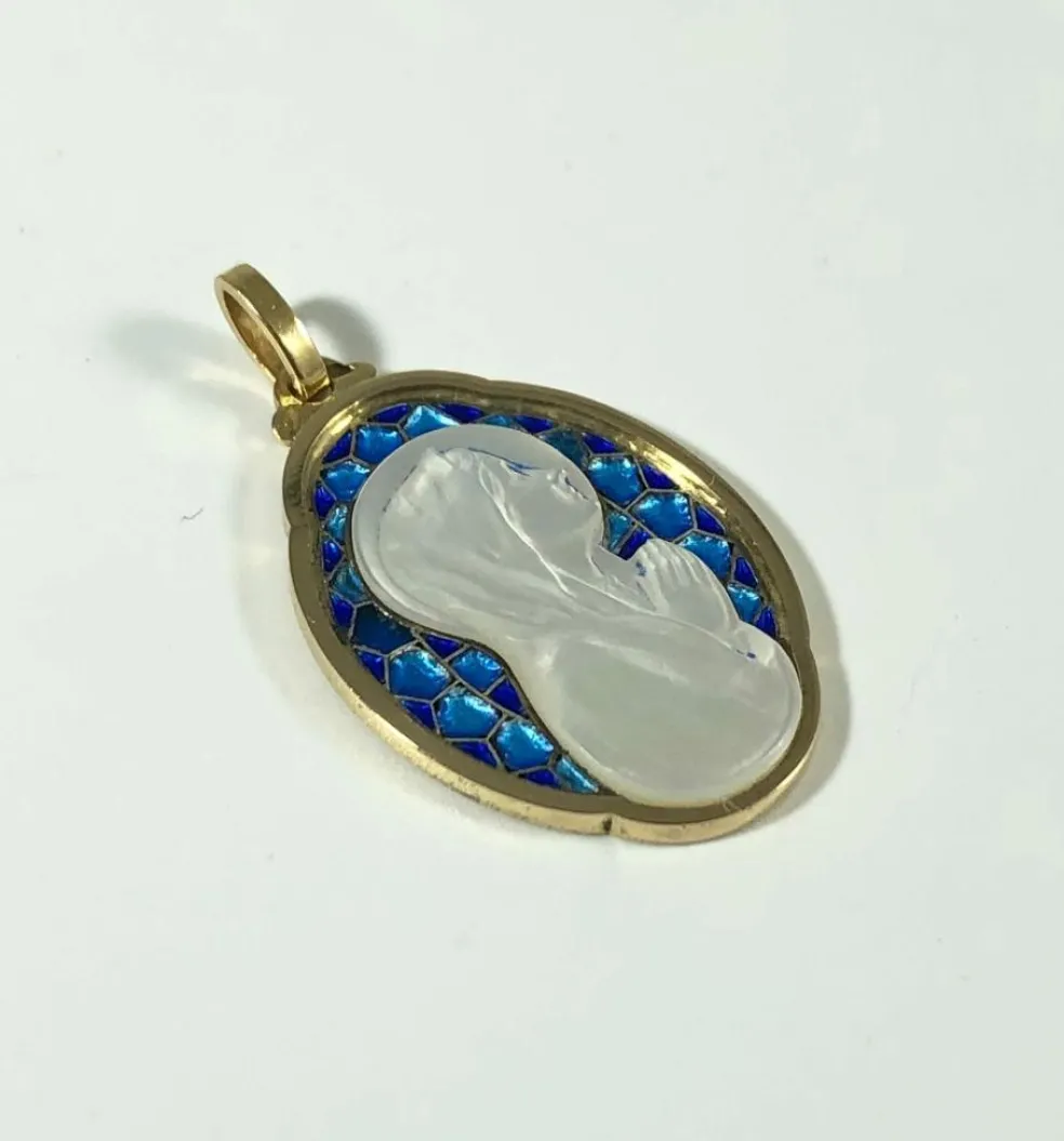 Médaille en or, nacre et émail