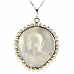 Médaille et sa chaine en platine, nacre et perles fines