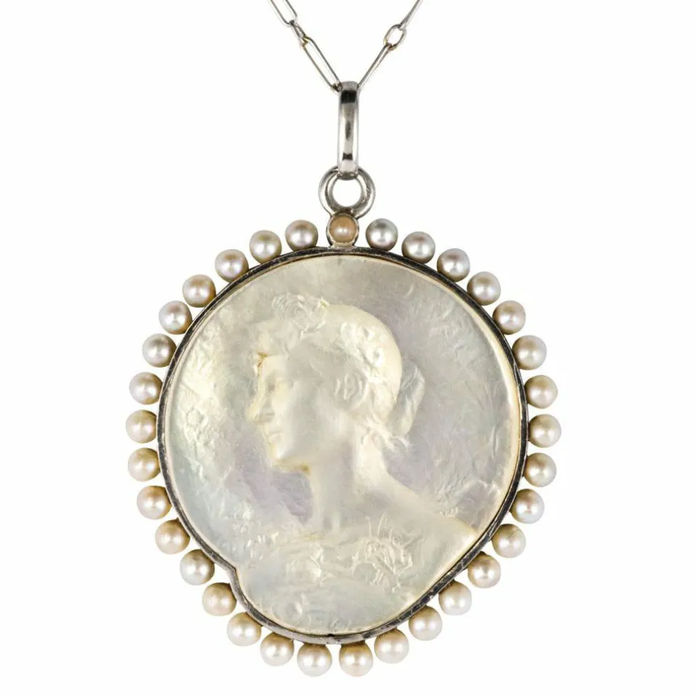 Médaille et sa chaine en platine, nacre et perles fines