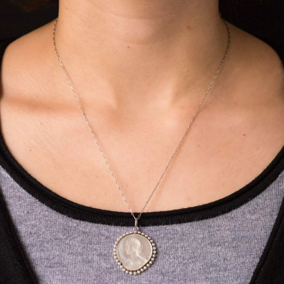 Médaille et sa chaine en platine, nacre et perles fines