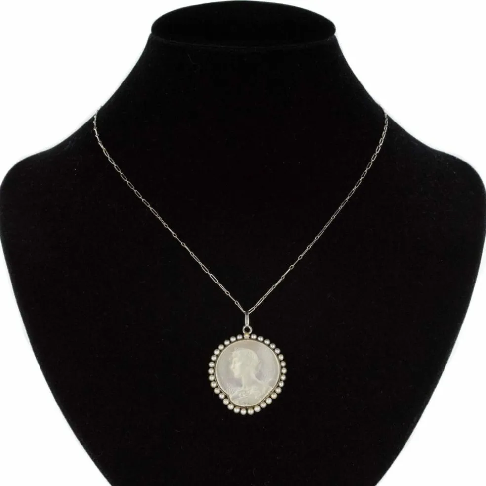 Médaille et sa chaine en platine, nacre et perles fines