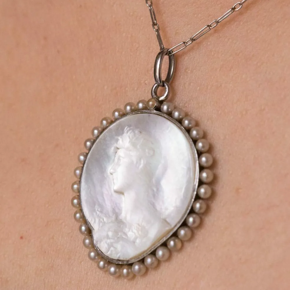 Médaille et sa chaine en platine, nacre et perles fines