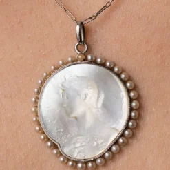 Médaille et sa chaine en platine, nacre et perles fines