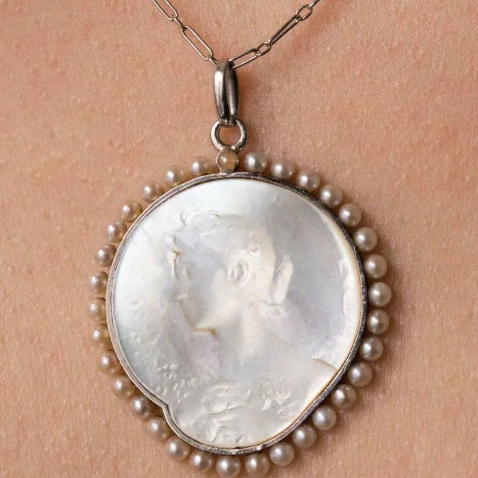 Médaille et sa chaine en platine, nacre et perles fines