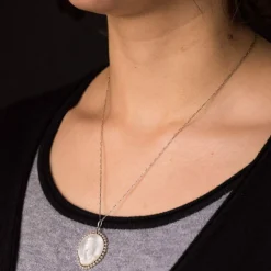 Médaille et sa chaine en platine, nacre et perles fines